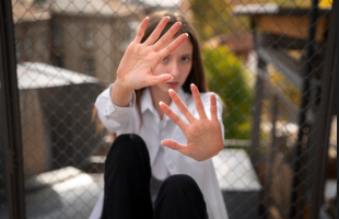 Насильство щодо жінок: як розпізнати, запобігти і знайти підтримку