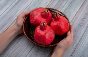 Як правильно їсти гранат: з кісточками чи без?