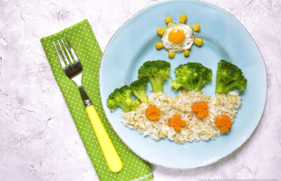 Психологія кольору: як синя тарілка допомагає з’їсти броколі