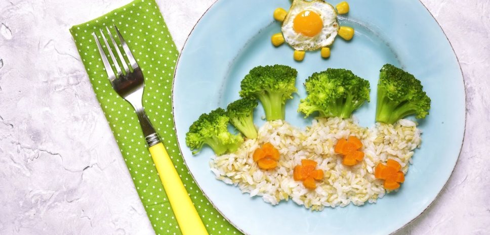 Психологія кольору: як синя тарілка допомагає з’їсти броколі