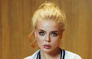 Алину Гросу впервые заметили с округлым животиком в США