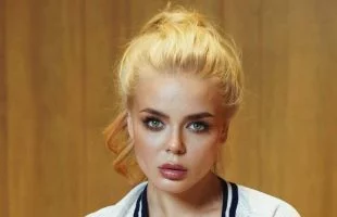 Аліну Гросу вперше помітили з округлим животиком у США