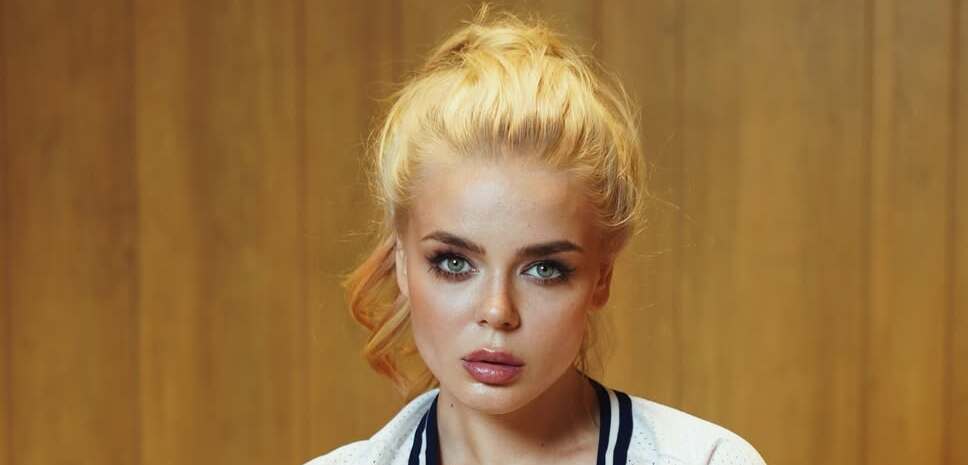 Алину Гросу впервые заметили с округлым животиком в США