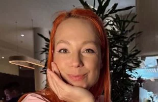 TARABAROVA поділилася зворушливим відео прикрашання ялинки з дітьми