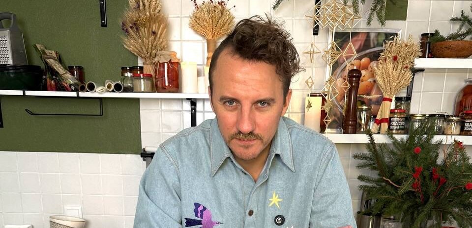 Клопотенко показал, как приготовить новогодний кекс из апельсинов