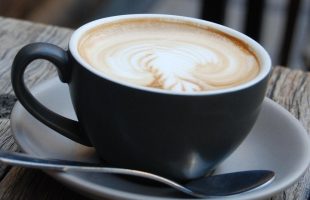 Известно, как кофе с молоком влияет на кожу лица