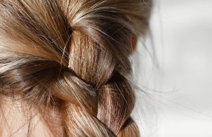 Что добавить в рацион, чтобы волосы сияли всю зиму