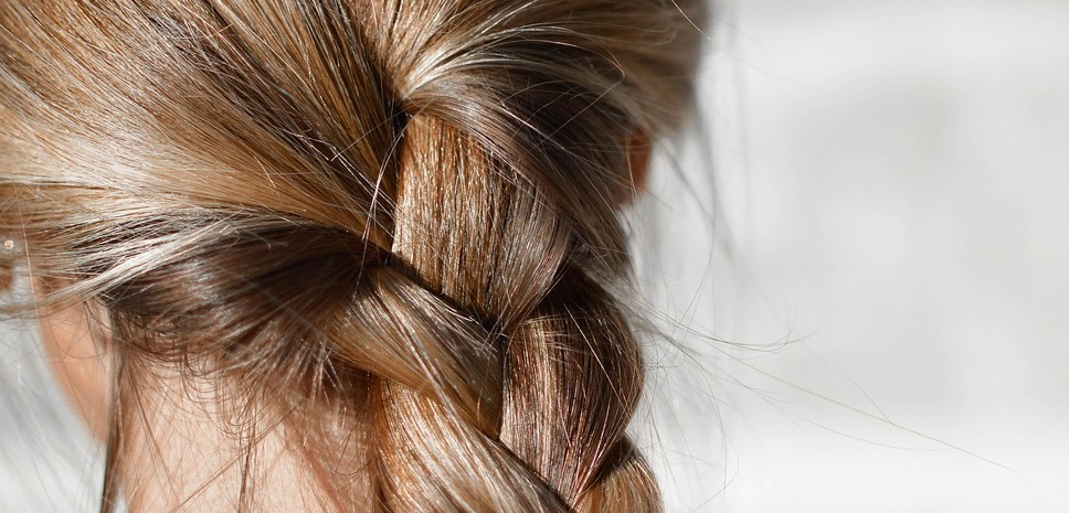 Что добавить в рацион, чтобы волосы сияли всю зиму