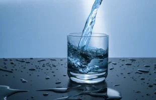 Чи можна пити воду після їжі: відповідь науковців