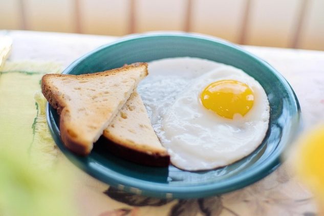 Яєчня на сніданок