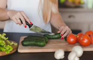 Цей овоч виводить зайву рідину за день