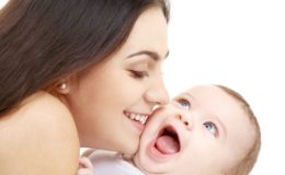 Чувственное воспитание малыша: 10 проявлений интуитивной ласки