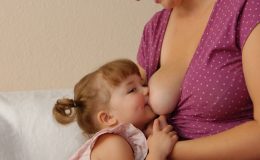 Если двухлетний малыш требует грудь: как быть маме?