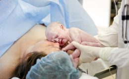 Маленький кесаренок: фотосессия из родзала