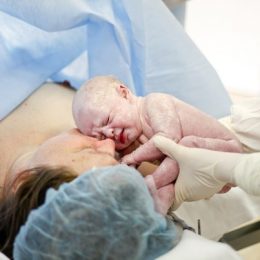 Маленьке кесареня: фотосесія з пологової зали