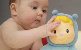 Малыш не хочет ползать: что делать?