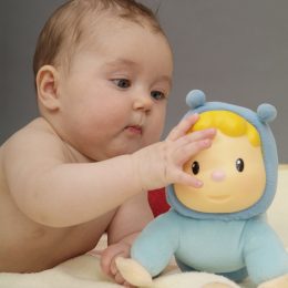 Малыш не хочет ползать: что делать?