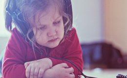 4-летняя девочка психически зависима от iPad