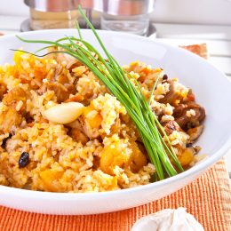 Вкусный обед: плов с курагой