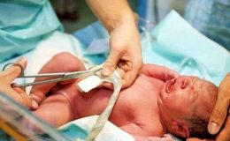 Вчені: перерізати пуповину відразу після народження не варто