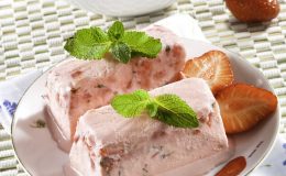 Летний десерт: клубничный пломбир с мятой