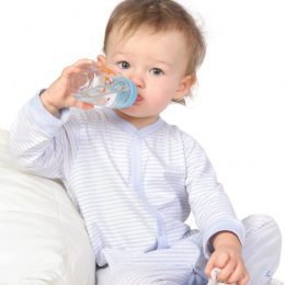 В каких случаях допаивать грудничка водой?