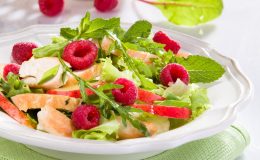 Экзотика на тарелке: салат с малиной и курицей