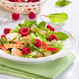 Экзотика на тарелке: салат с малиной и курицей