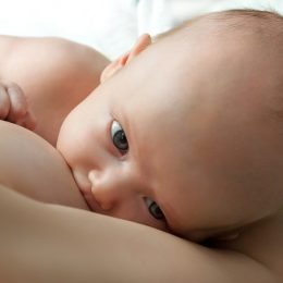 Застенчивые мамы не хотят кормить малышей грудью