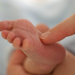 Зачем в роддоме у младенца берут анализ из пятки?