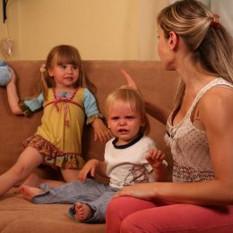 Ребенок дерется: как быть родителям?