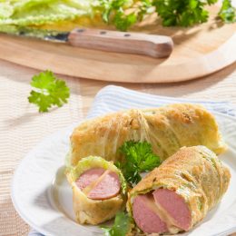 Обед для школьника: голубцы с сардельками и сыром