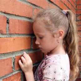 Головний біль у дитини – ознака знущання з нього?