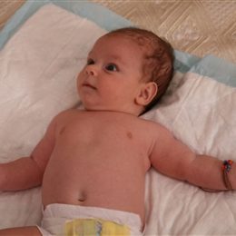 Слух грудничка выделяет опасные звуки. Новое исследование
