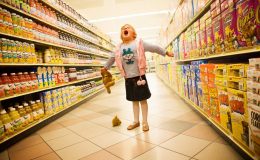Ребенок закатывает истерики в магазине.Что делать родителям?